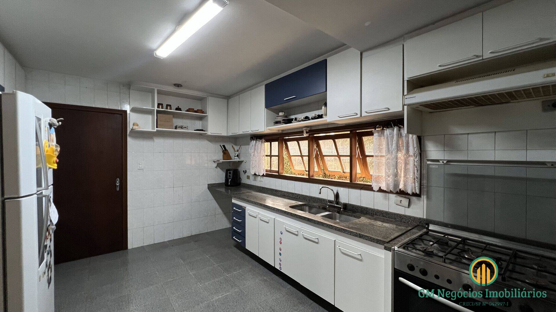 Casa de Condomínio para alugar com 3 quartos, 324m² - Foto 29